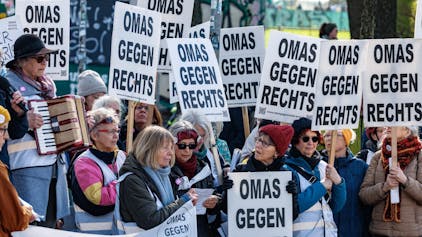 Eine demonstrierende Gruppe der Omas gegen rechts in Bremen. (Symbolbild)