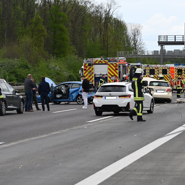 Das Bild zeigt mehrere Einsatzkräfte und die verunfallten Fahrzeuge auf der Autobahn.