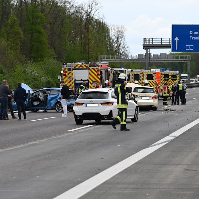 Das Bild zeigt mehrere Einsatzkräfte und die verunfallten Fahrzeuge auf der Autobahn.