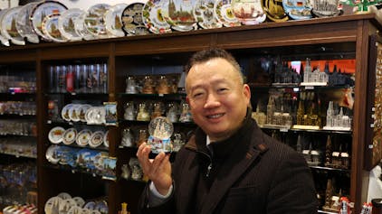 Der kölscheste Chinese, Tielin Fan, in seinem Souvenirladen am Kölner Dom.