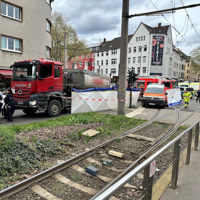 Zu sehen sind die Kölner Polizei und Feuerwehr im Einsatz nach einem schweren Verkehrsunfall.