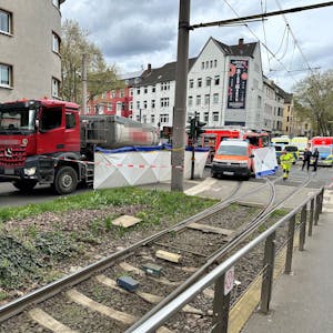 Zu sehen sind die Kölner Polizei und Feuerwehr im Einsatz nach einem schweren Verkehrsunfall.