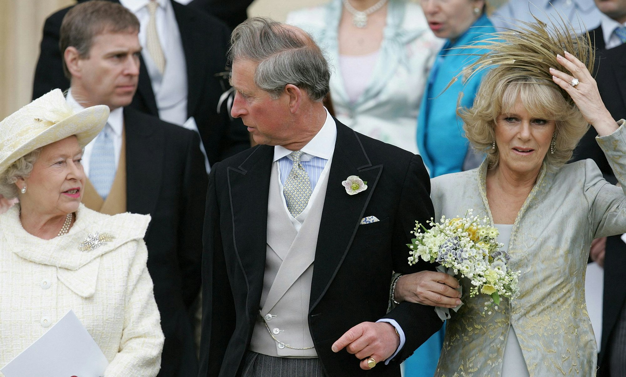 Königin Elizabeth II., Prinz Charles und seine Braut Camilla, Herzogin von Cornwall, verlassen die St. George's Chapel in Windsor.