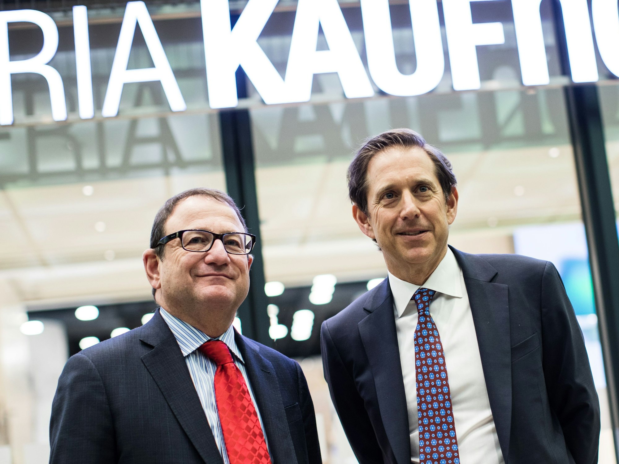 Richard Baker, der Vorstandsvorsitzender der Hudson's Bay Company (r) und Gerald Storch, geschäftsführendes Vorstandsmitglied der Hudson's Bay Company, stehen am 07.04.2017 in Düsseldorf (Nordrhein-Westfalen) vor einer Galeria Kaufhof-Filiale.