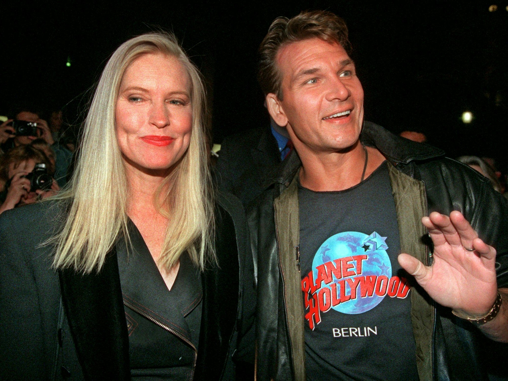 Patrick Swayze und seine Frau Lisa Niemi kommen 1996 zur Eröffnung des "Planet Hollywood"-Restaurants in Berlin.