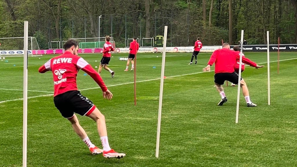 Mark Uth (l.) nahm am Dienstag (9. April 2024) zumindest in Teilen wieder am Mannschaftstraining des 1. FC Köln teil.