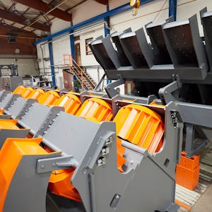 Maschinen für die Rundholzbearbeitung in einer Halle der Firma Holtec in Blumenthal.
