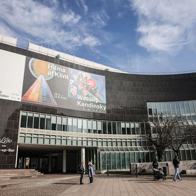 Außenaufnahme der Kunstsammlung in Düsseldorf: Hier ist die Ausstellung „Hilma af Klint und Wassily Kandinsky“ zu sehen.