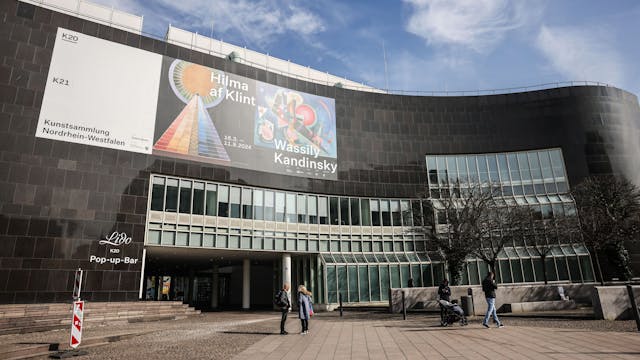 Außenaufnahme der Kunstsammlung in Düsseldorf: Hier ist die Ausstellung „Hilma af Klint und Wassily Kandinsky“ zu sehen.