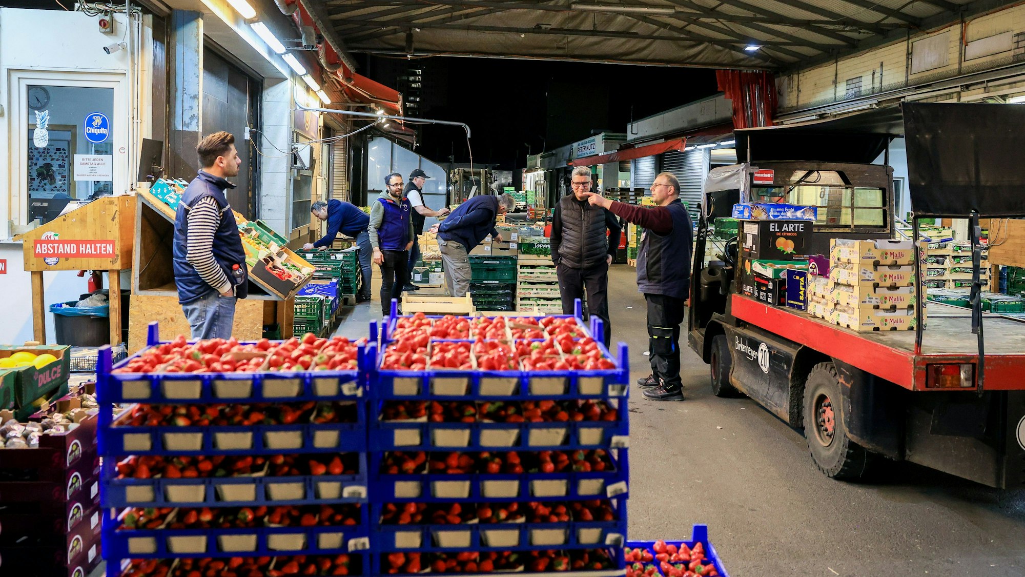 Palettenweise Erdbeeren: Am Großmarkt stehen Früchte zum Verkauf bereit.

