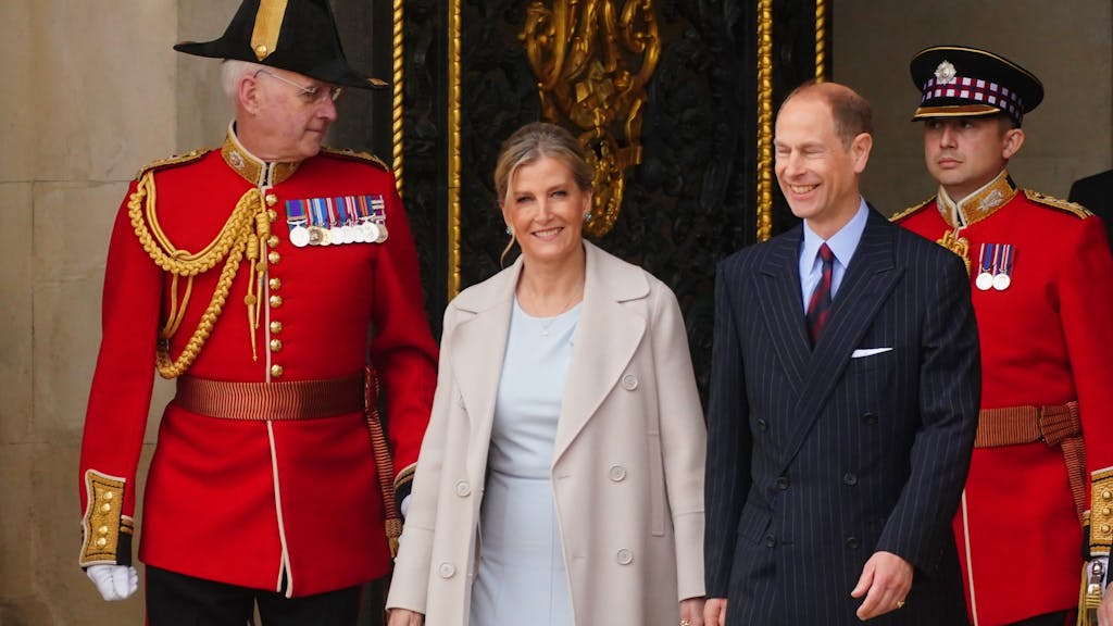 Edward (2.v.r) und Sophie (2.v.l), treffen zur Wachablösung im Buckingham Palace ein.