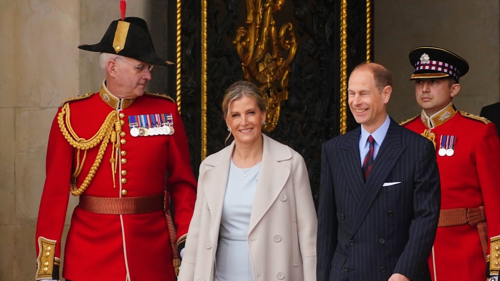 Edward (2.v.r) und Sophie (2.v.l), treffen zur Wachablösung im Buckingham Palace ein.