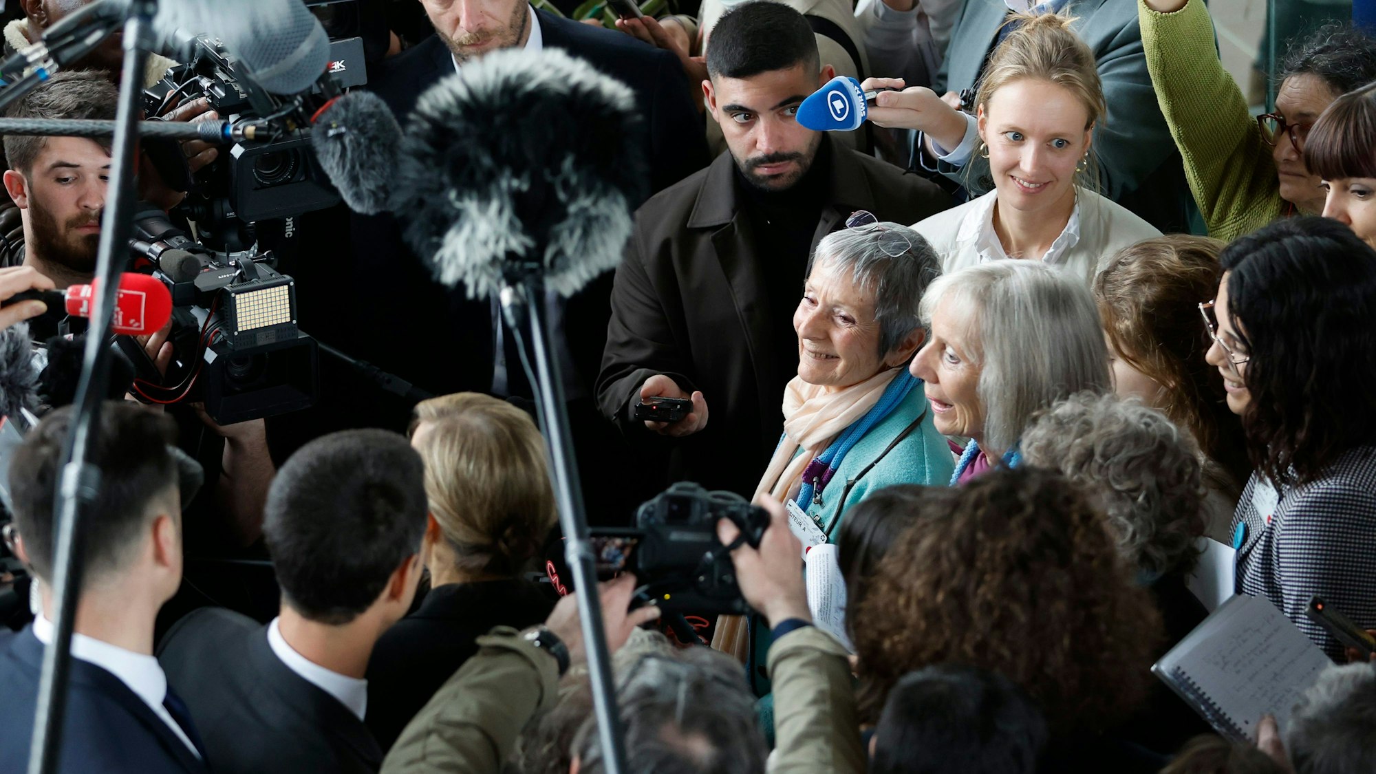 Schweizer Mitglieder von Senior Women for Climate Protection (Klimaseniorinnen Schweiz) antworten Journalisten nach dem Urteil des Europäischen Gerichtshofs für Menschenrechte.