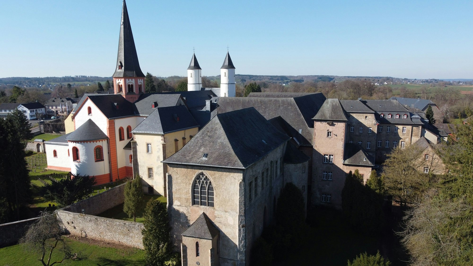 Die Luftaufnahme zeigt das Kloster Steinfeld mit der Basilika.