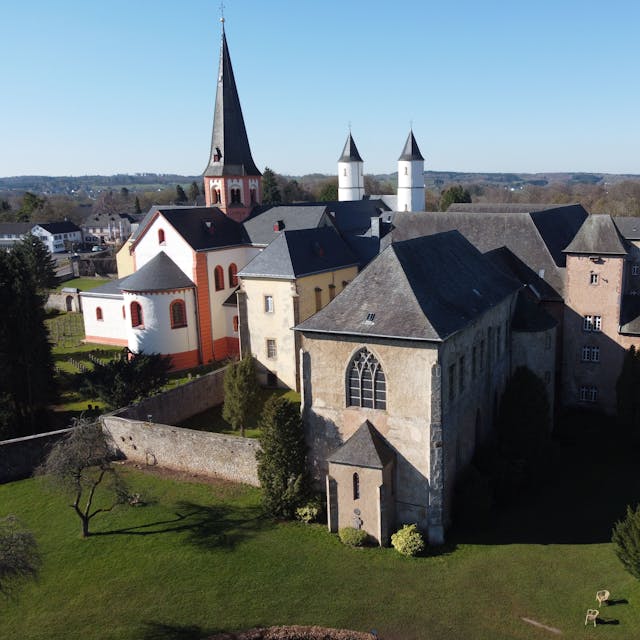 Die Luftaufnahme zeigt das Kloster Steinfeld mit der Basilika.