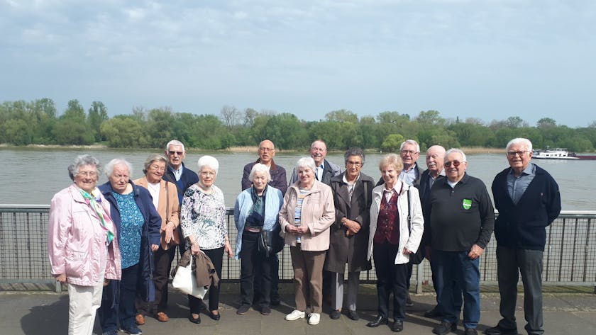 Die 15 Mitglieder des 1954er-Abschlussjahrgangs gemeinsam am Alt-Niehler Rheinufer.