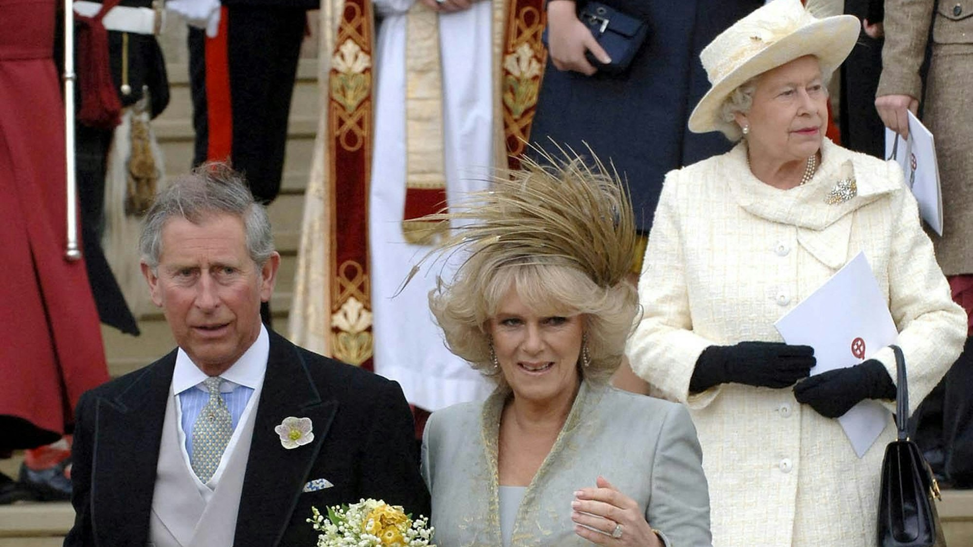 Königin Elizabeth II. schreitet hinter Prinz Charles mit seiner Frau Camilla, die Stufen der St. George's Chapel in Windsor hinunter.