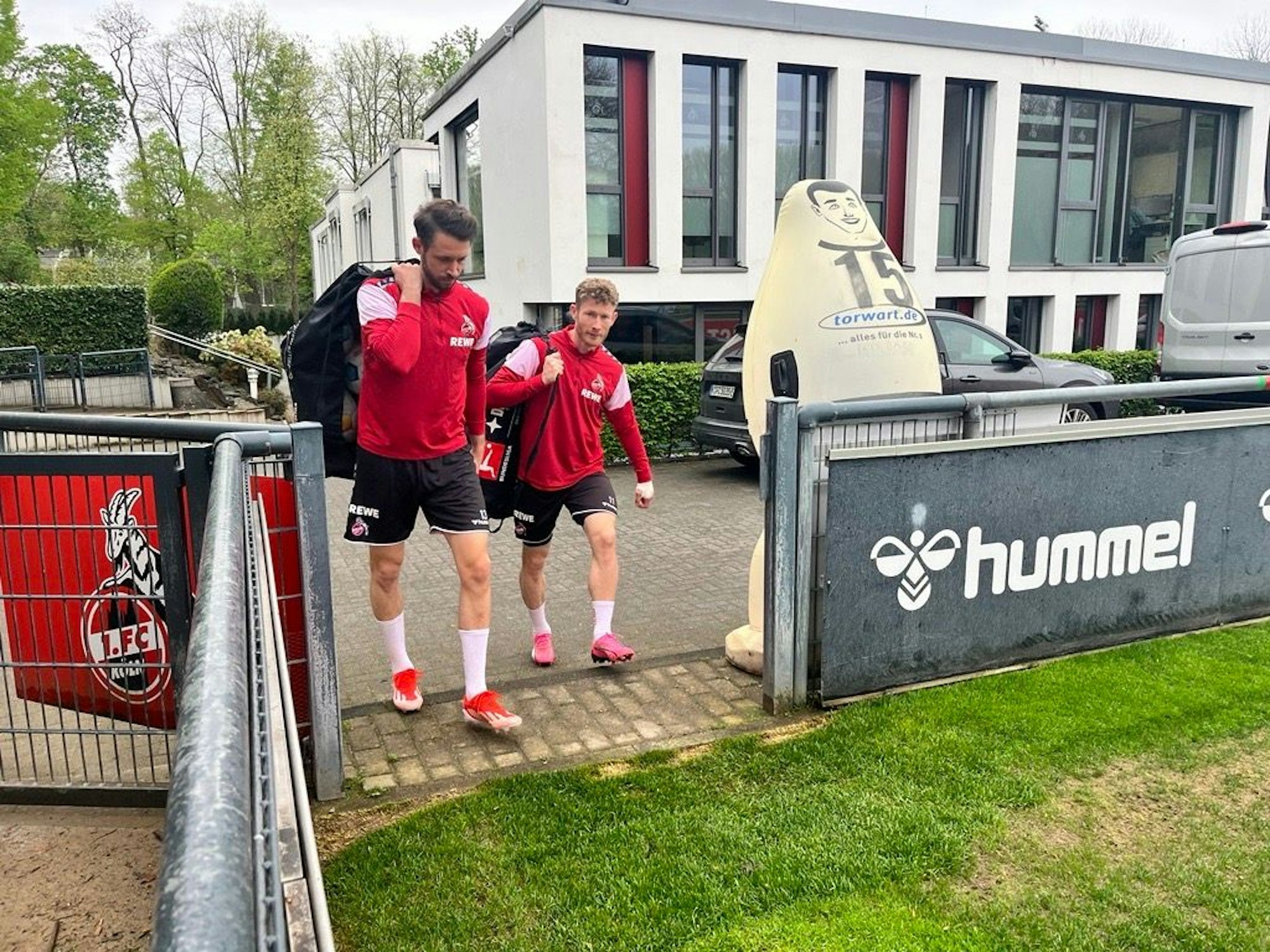 Mark Uth und Florian Kainz auf dem Weg zum Trainingsplatz.