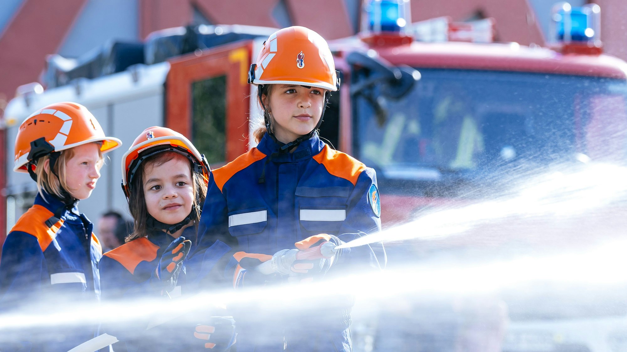 Kinder und Jugendliche bei einer Übung der Nachwuchs-Feuerwehr
