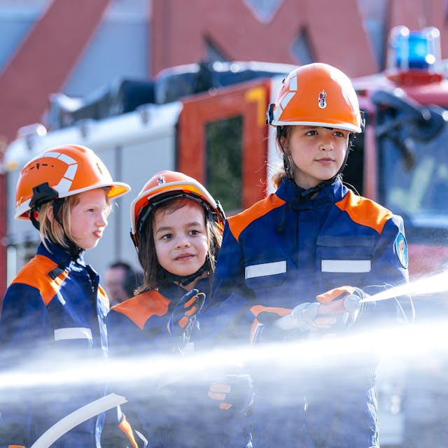 Kinder und Jugendliche bei einer Übung der Nachwuchs-Feuerwehr