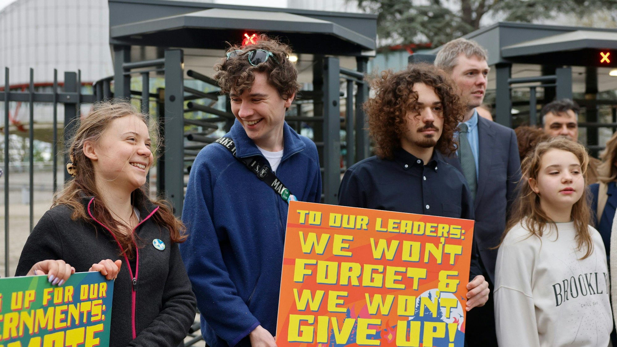 Die schwedische Klimaaktivistin Greta Thunberg (l.) demonstriert am Dienstag (9. April) zusammen mit Jugendlichen aus Portugal vor dem Europäischen Gerichtshof für Menschenrechte, der über Klimaklagen entschieden hat.