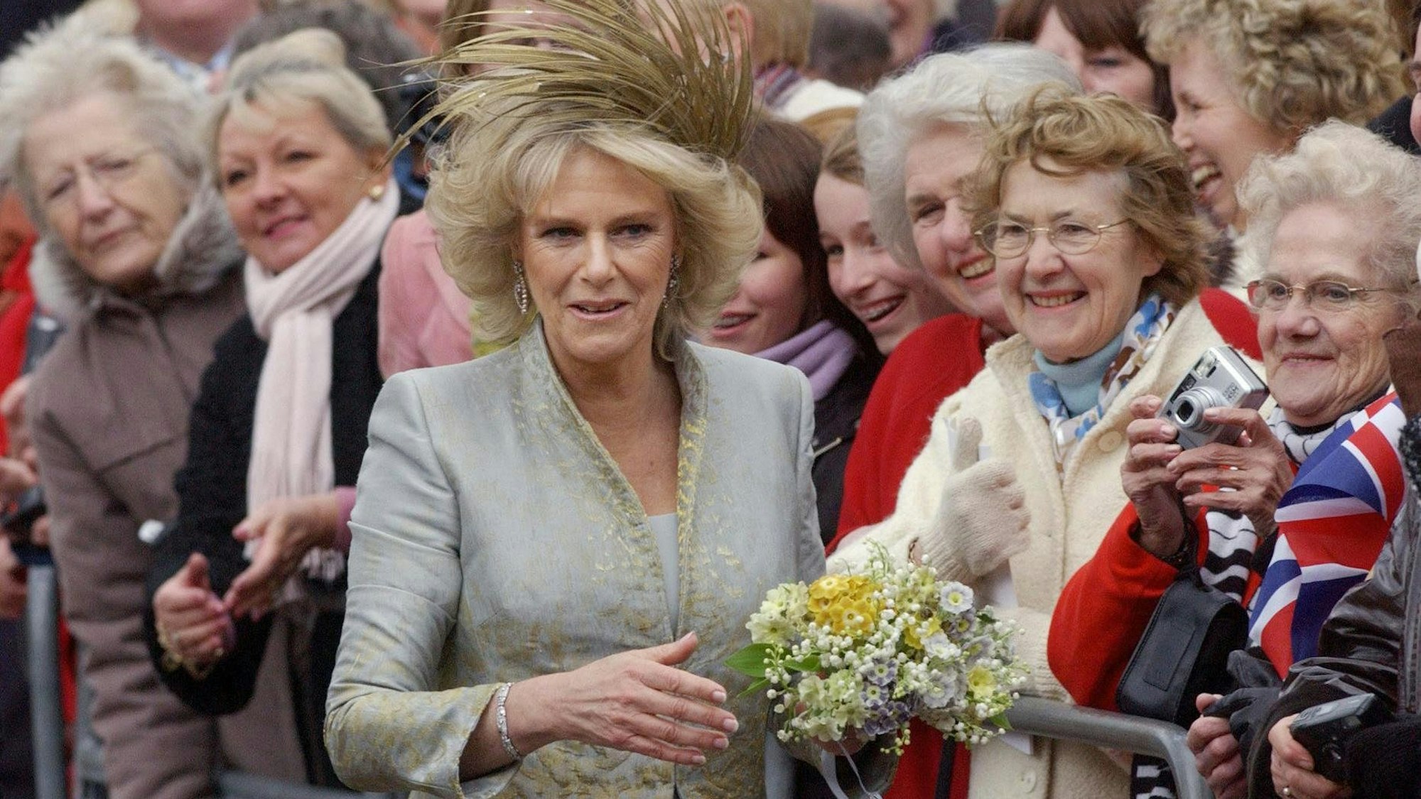 Die Menschen freuen sich mit der Braut Camilla.