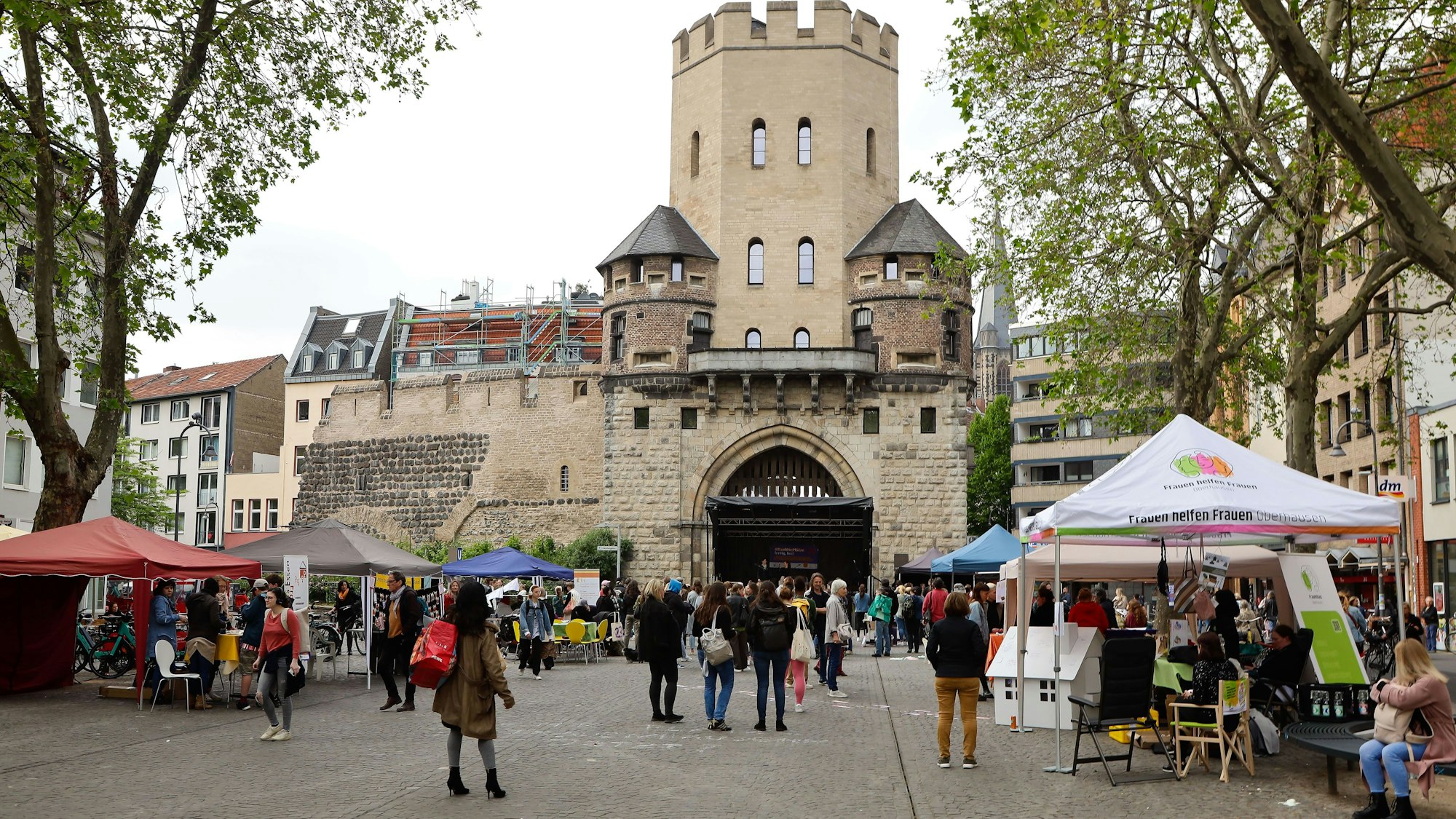 Der Chlodwigplatz in der Kölner Südstadt mit verschiedenen Ständen und Passanten.