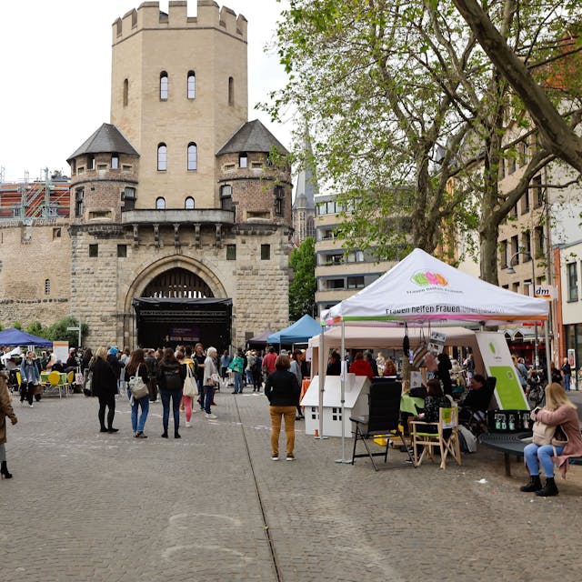 Der Chlodwigplatz in der Kölner Südstadt mit verschiedenen Ständen und Passanten.&nbsp;