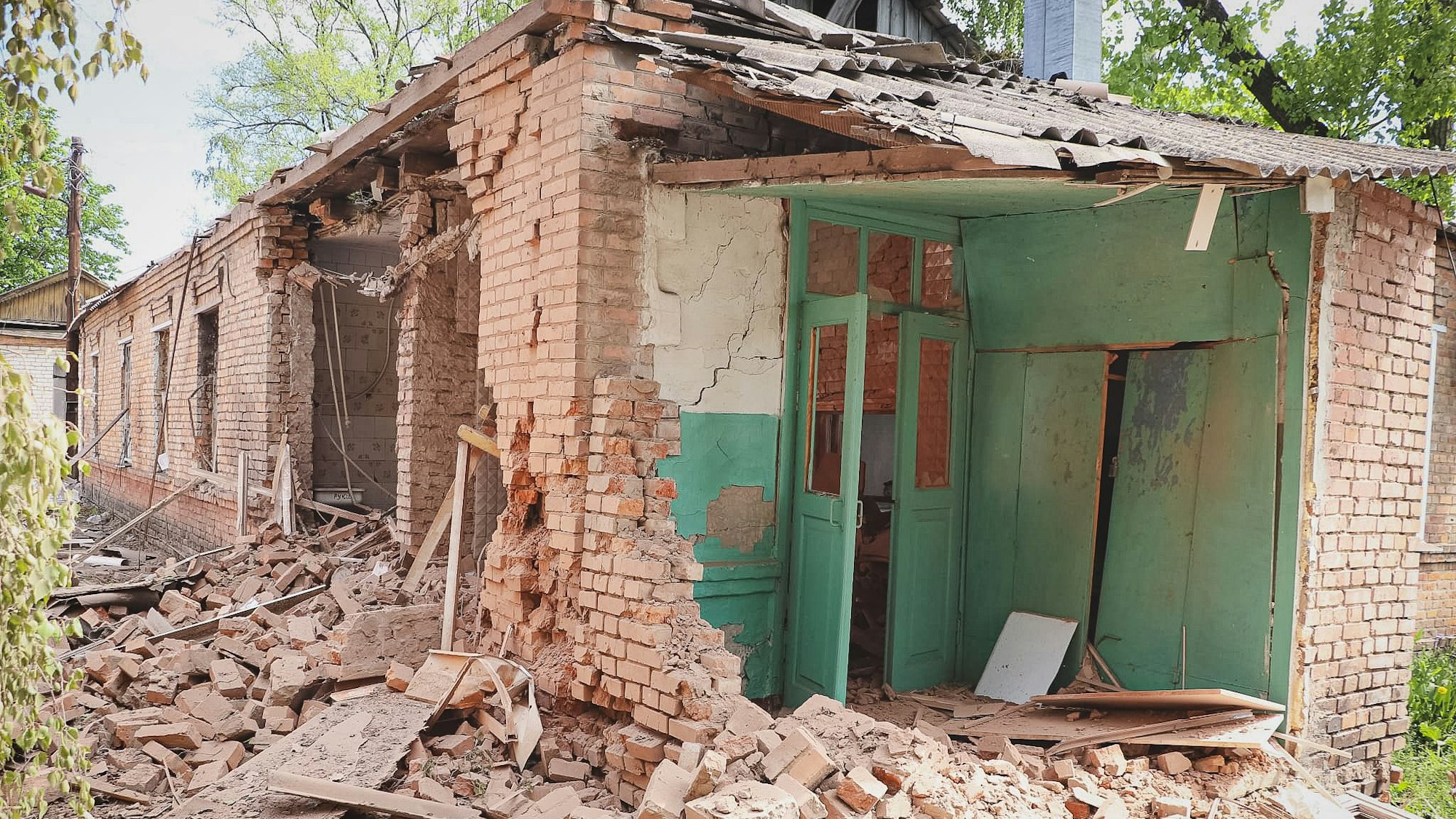 Ein zerstörtes Krankenhaus steht in der Ukrainischen Stadt Derhatschi.