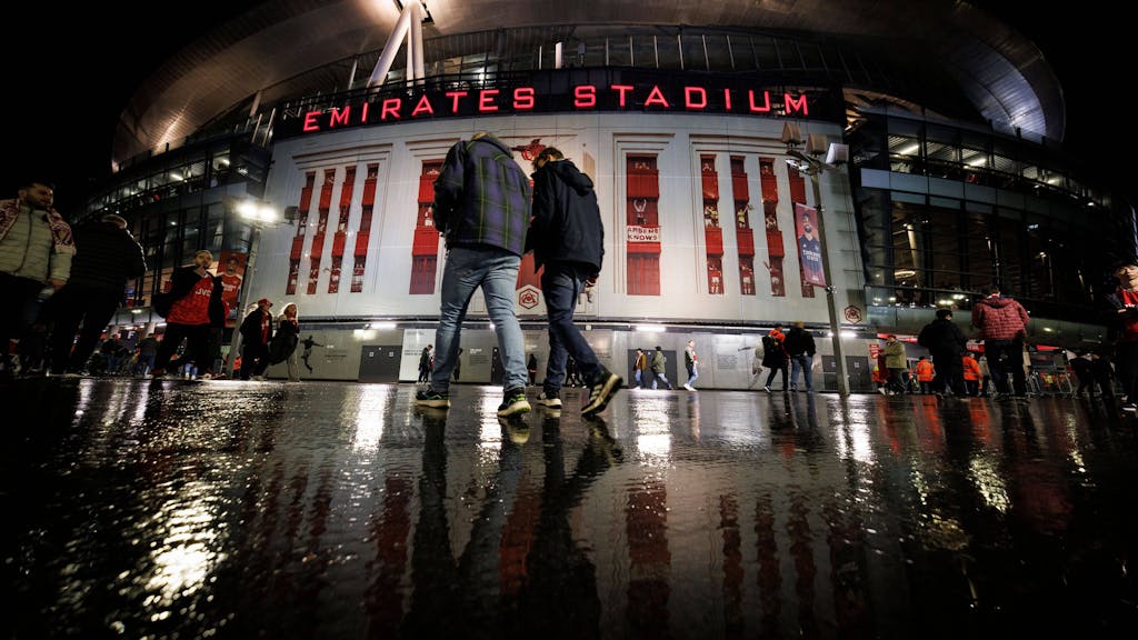 Fans, die vor dem Emirates Stadium vom FC Arsenal entlanggehen.
