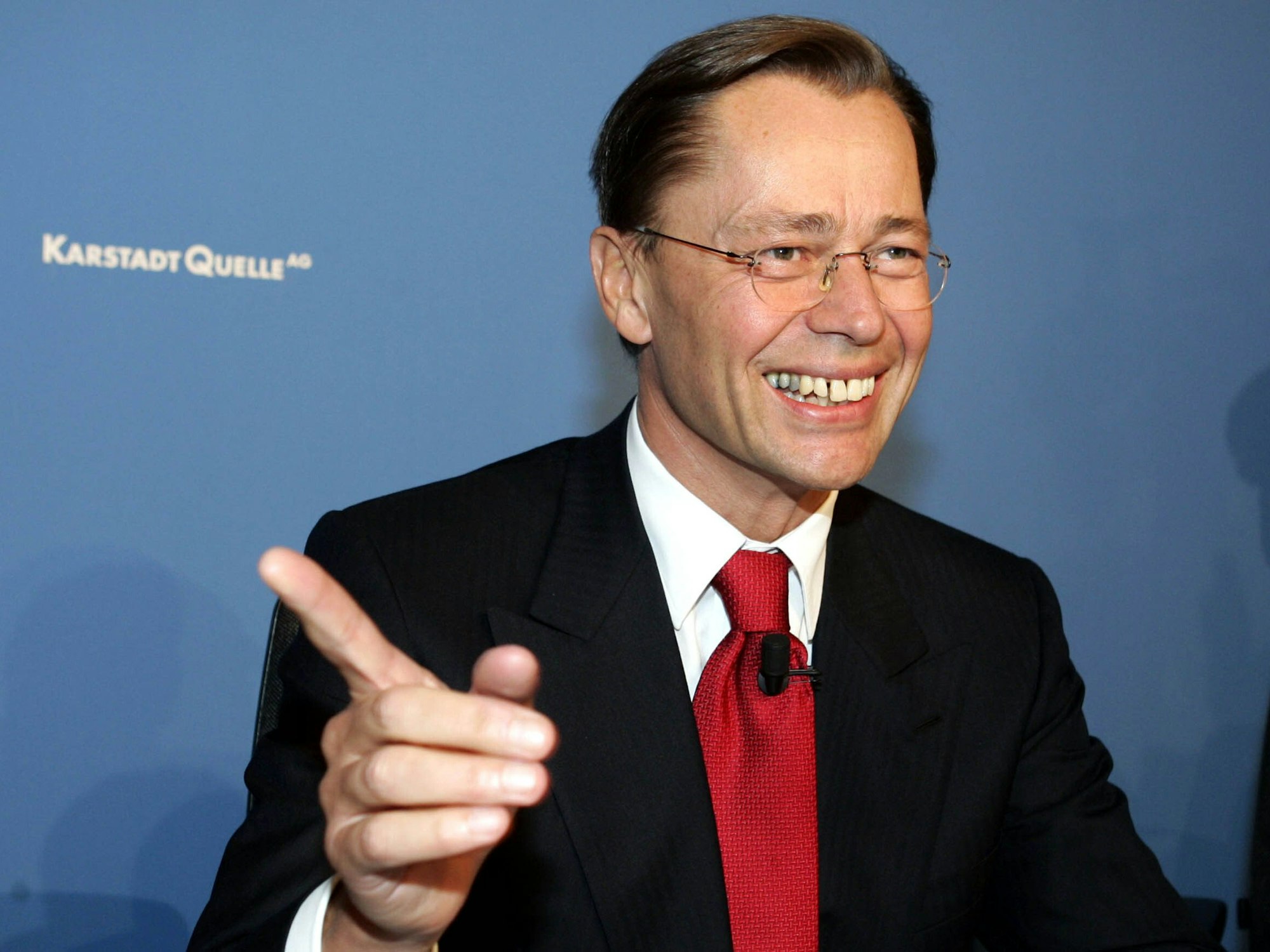 Im Mai 2005 präsentierte sich der damals neue Karstadt-Vorstandsvorsitzende Thomas Middelhoff strahlend bei einer Pressekonferenz in Düsseldorf. Middelhoff wechselte vom Posten des Aufsichtsratsvorsitzenden auf die Position des Vorstandschefs.
