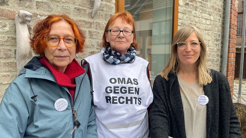 Drei Frauen stehen vor dem Treffpunkt des Senioren Netzwerks Sürth am Marktplatz v.l. Barbara Otto.