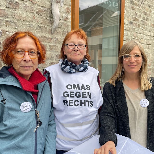 Drei Frauen stehen vor dem Treffpunkt des Senioren Netzwerks Sürth am Marktplatz v.l. Barbara Otto.