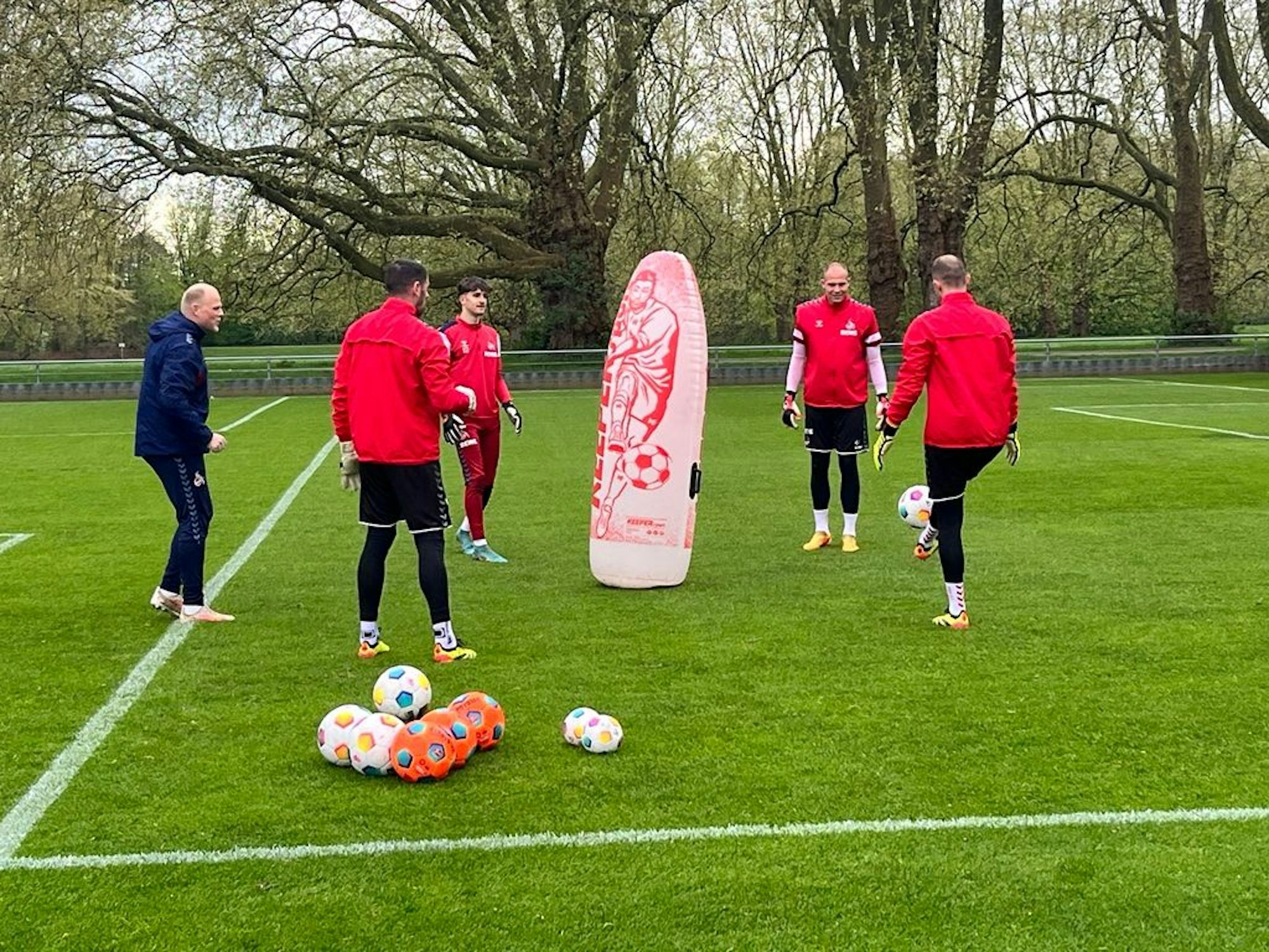Die Torhüter des 1. FC Köln Philipp Pentke, Jonas Nickisch, Matthias Köbbing und Marvin Schwäbe (von links) hielten derweil den Ball locker hoch.