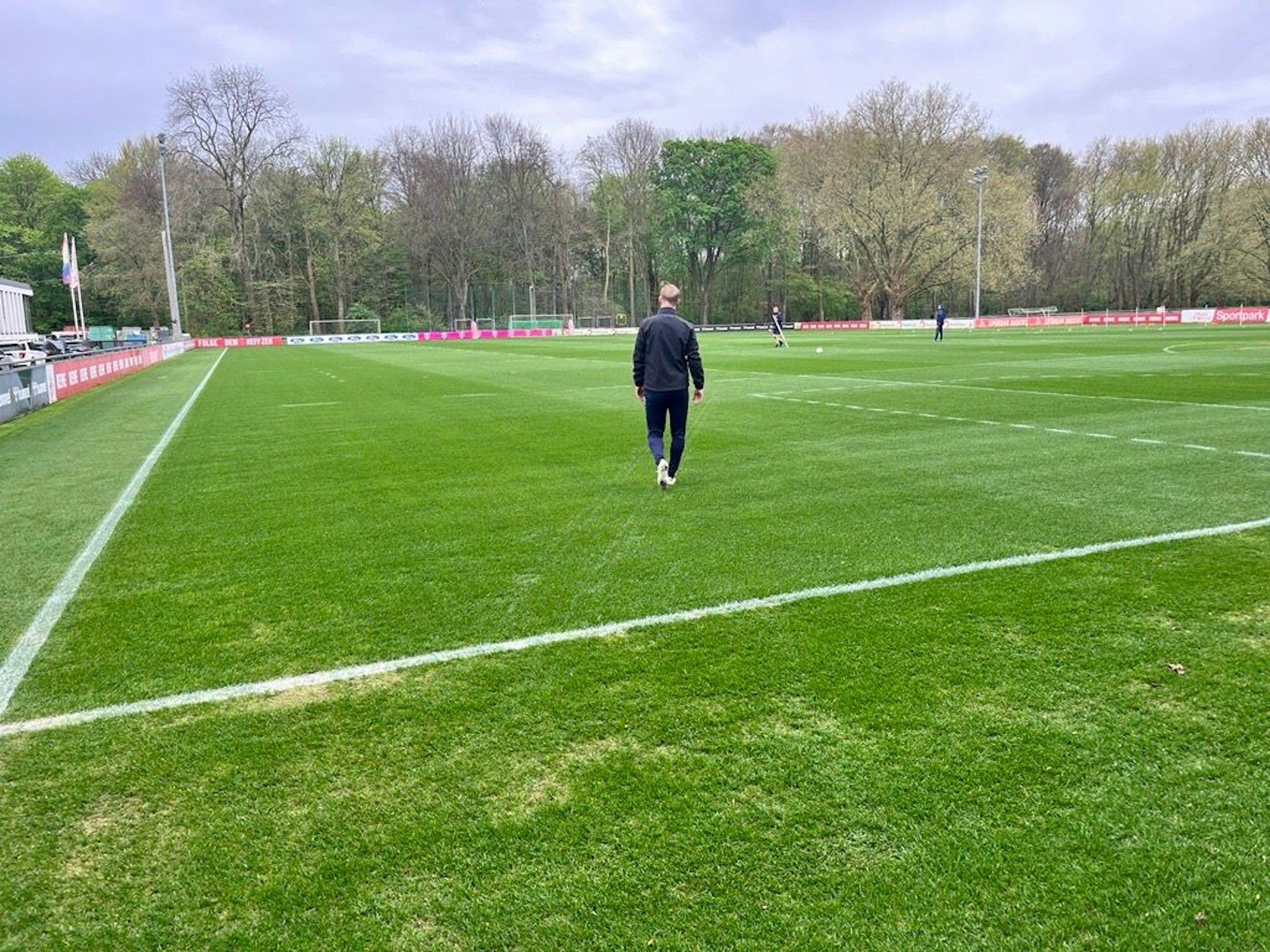 FC-Trainer Timo Schultz betritt den Trainingsplatz am Geißbockheim.