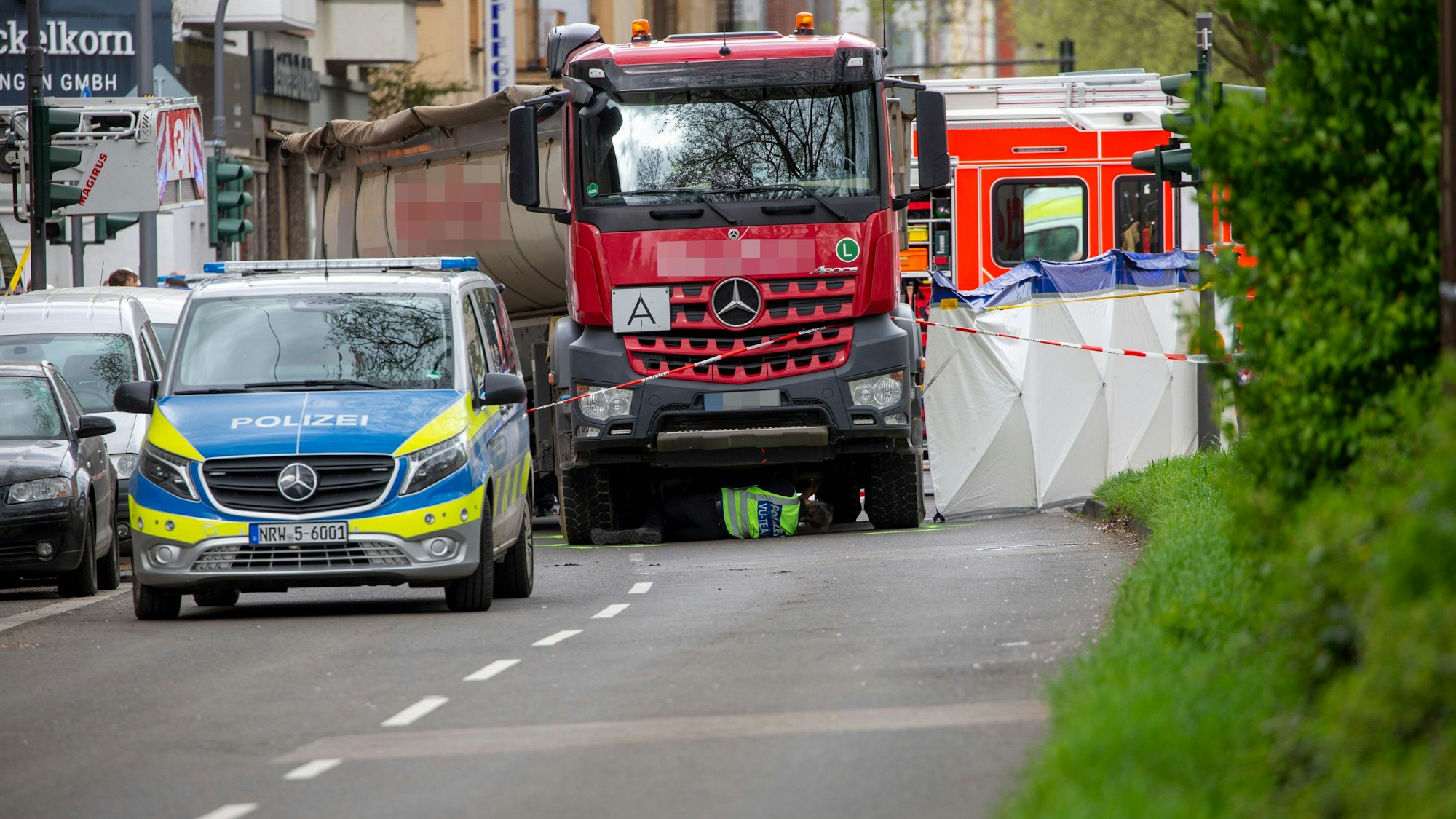 Die Polizei untersuchte den Unfallort, nachdem eine Radfahrerin ihren Verletzungen erlag.