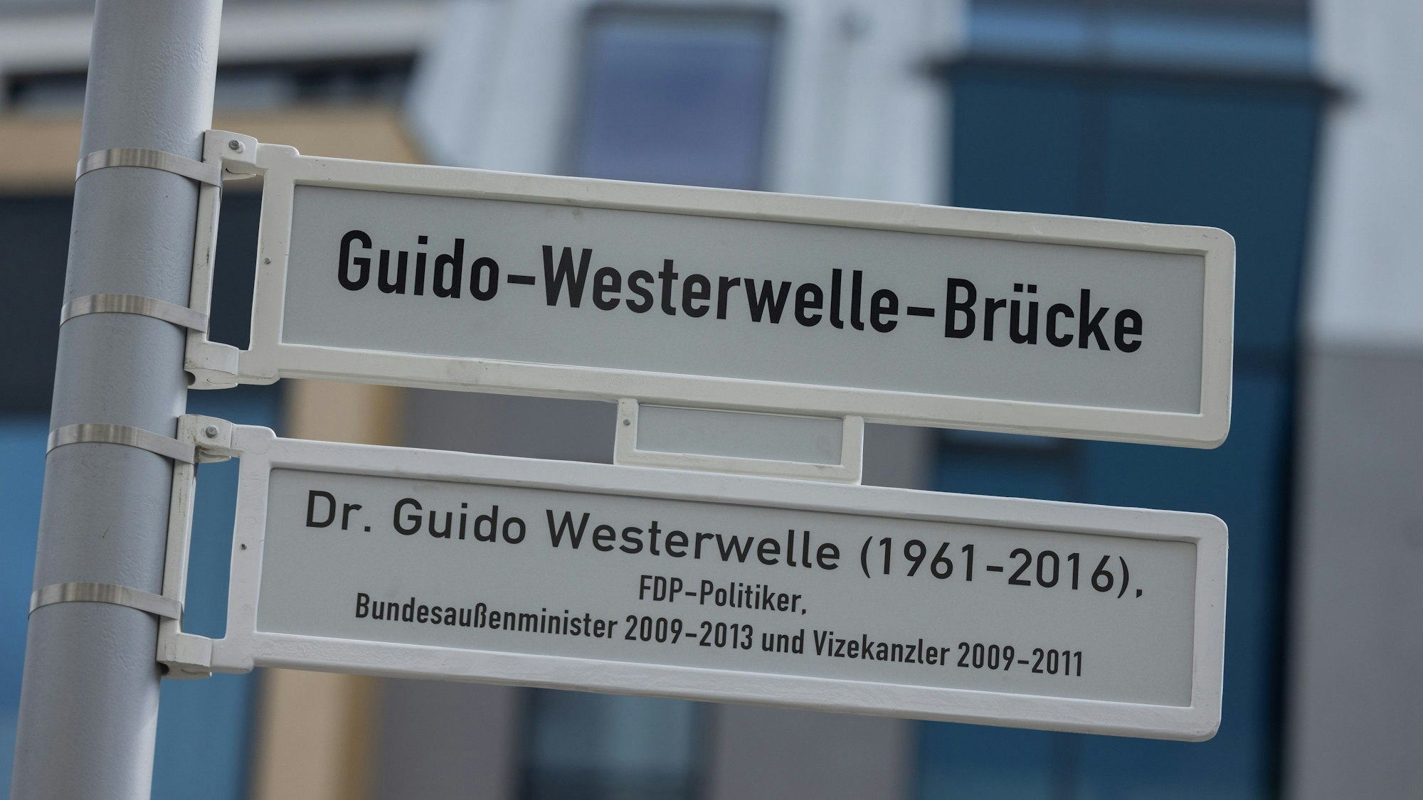 Das neue Straßenschild ist bei der Umbenennung der Bonner Viktoriabrücke in Guido-Westerwelle-Brücke zu sehen.