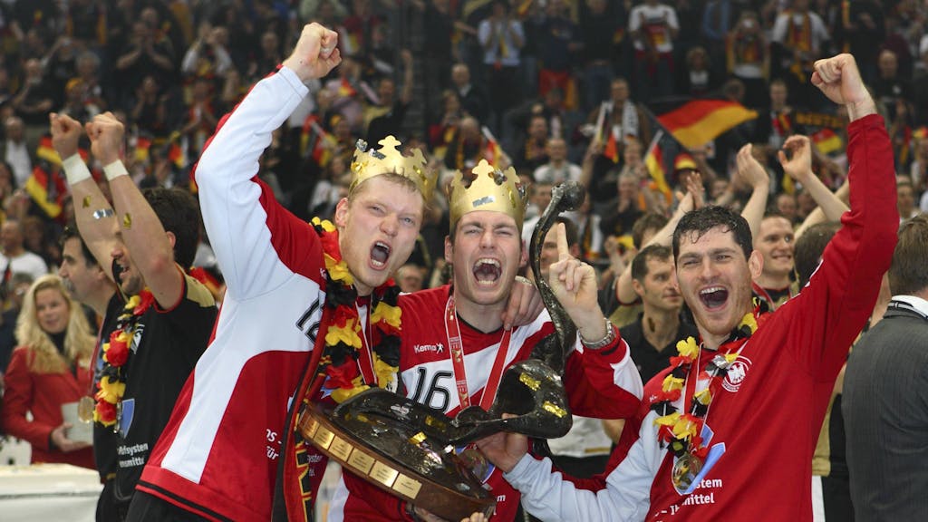 Carsten Lichtlein (Mitte) bejubelt mit seinen Torhüter-Kollegen Henning Fritz (r.) und Johannes Bitter am 4. Februar 2007 den WM-Titel in der Lanxess-Arena.