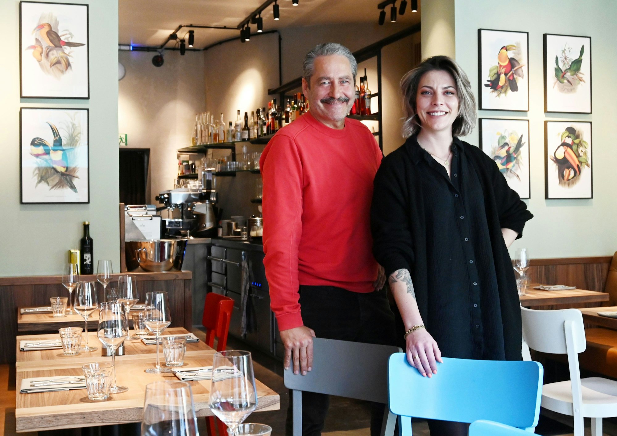 Restaurantbetreiber Klaus Michel ( li.) und Sommelière Alex Früh stehen neben gedeckten Tischen im Gastraum des Petit Frère