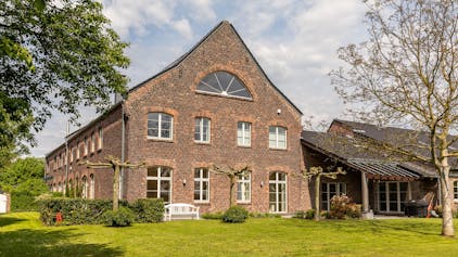 Außenansicht des Sophienhofs: Der Westflügel der Vierkant-Hofanlage, erbaut aus roten Feldbrandsteinen.