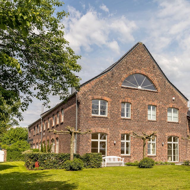 Außenansicht des Sophienhofs: Der Westflügel der Vierkant-Hofanlage, erbaut aus roten Feldbrandsteinen.