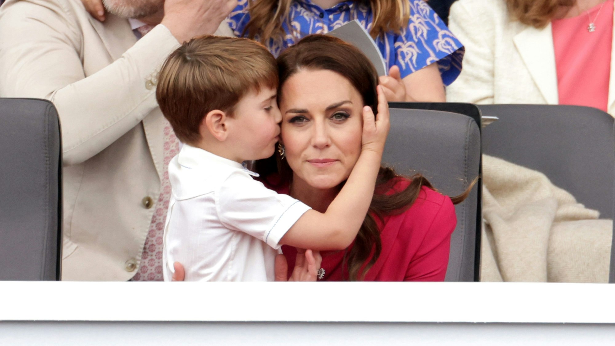 Kate, damalige Herzogin von Cambridge, umarmt Prinz Louis während des Festumzuges vor dem Buckingham Palace am vierten Tag der Feierlichkeiten zum Platinjubiläum der Queen.