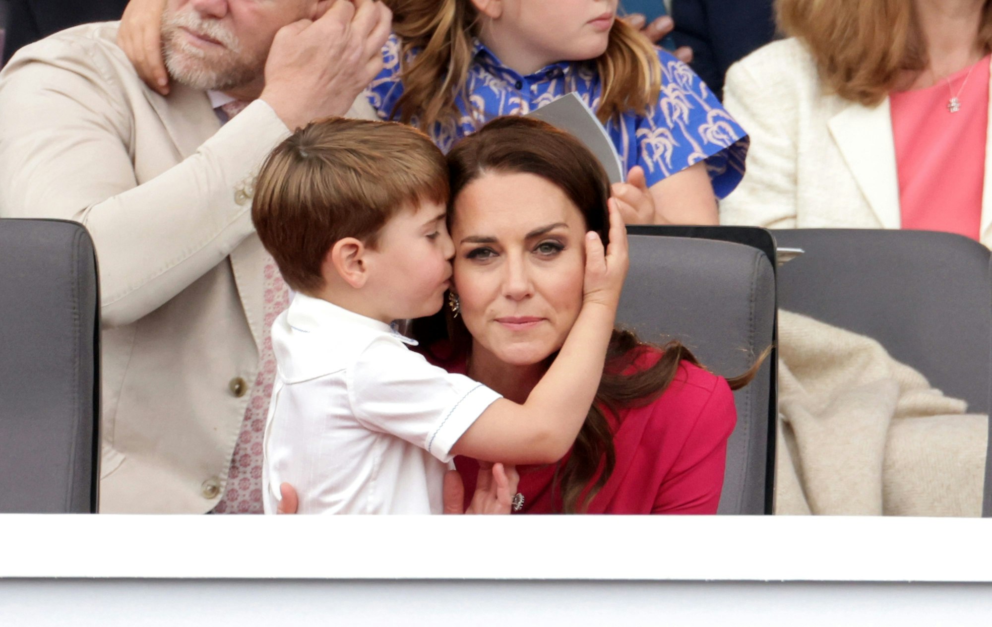 Prinzessin Kate umarmt Prinz Louis während der Parade vor dem Buckingham Palace am vierten Tag der Feierlichkeiten zum Thronjubiläum der Queen.