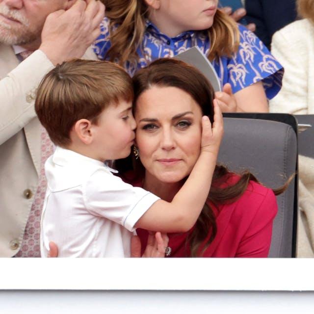 Kate, damalige Herzogin von Cambridge, umarmt Prinz Louis während des Festumzuges vor dem Buckingham Palace am vierten Tag der Feierlichkeiten zum Platinjubiläum der Queen.