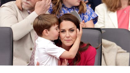 Prinzessin Kate umarmt Prinz Louis während der Parade vor dem Buckingham Palace am vierten Tag der Feierlichkeiten zum Thronjubiläum der Queen.
