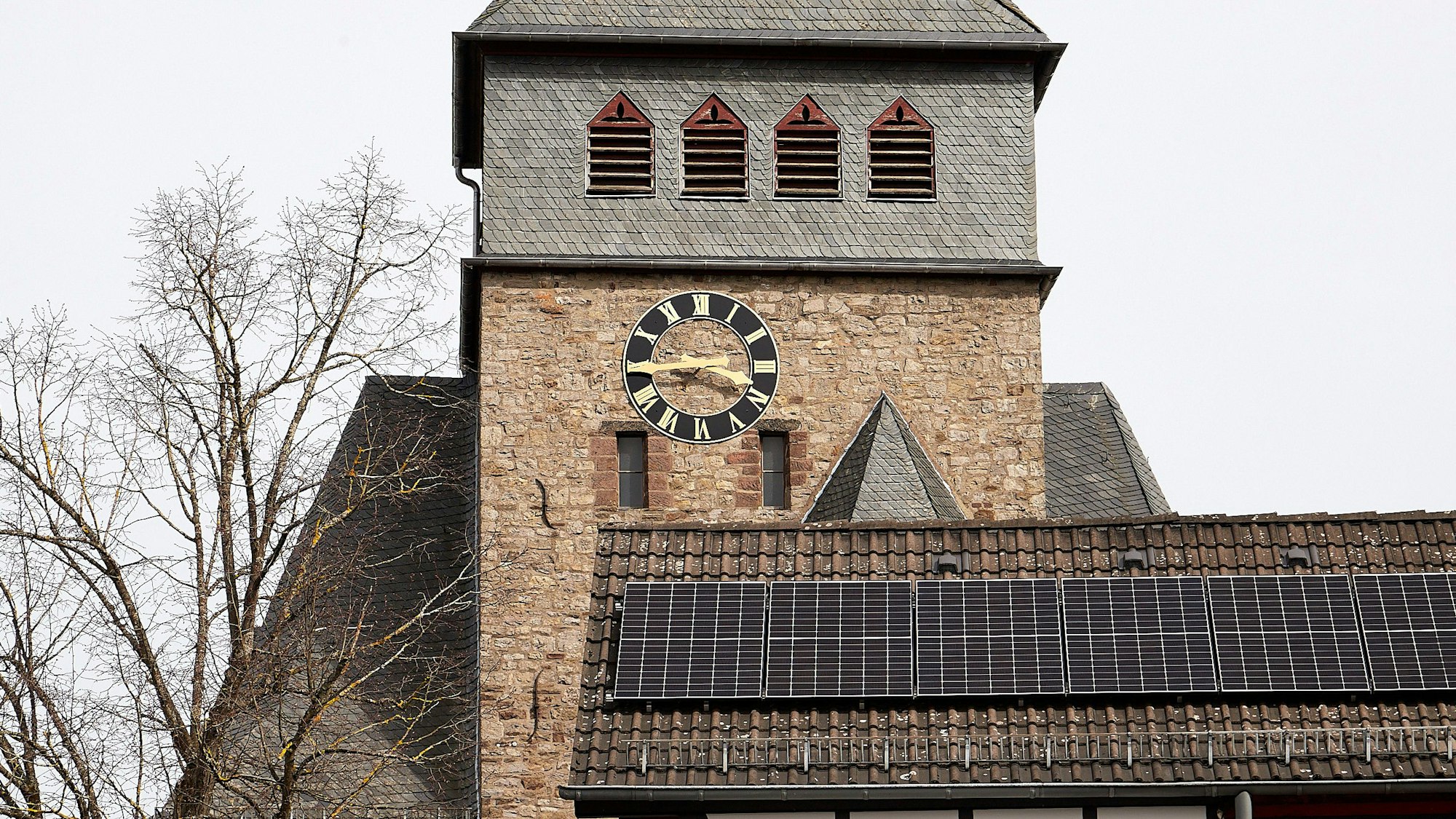 Die Uhr knapp unterhalb der Spitze des Marmagener Kirchturms ist neu installiert.