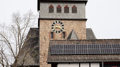 Die Uhr knapp unterhalb der Spitze des Marmagener Kirchturms ist neu installiert.