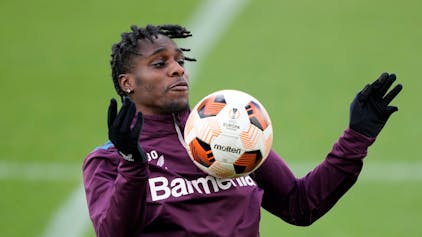 Leverkusen's Jeremie Frimpong exercises during a training session ahead of the Europa League quarter final first leg soccer match between Bayer Leverkusern and West Ham in Leverkusen, Wednesday, April 10, 2024. (AP Photo/Martin Meissner)