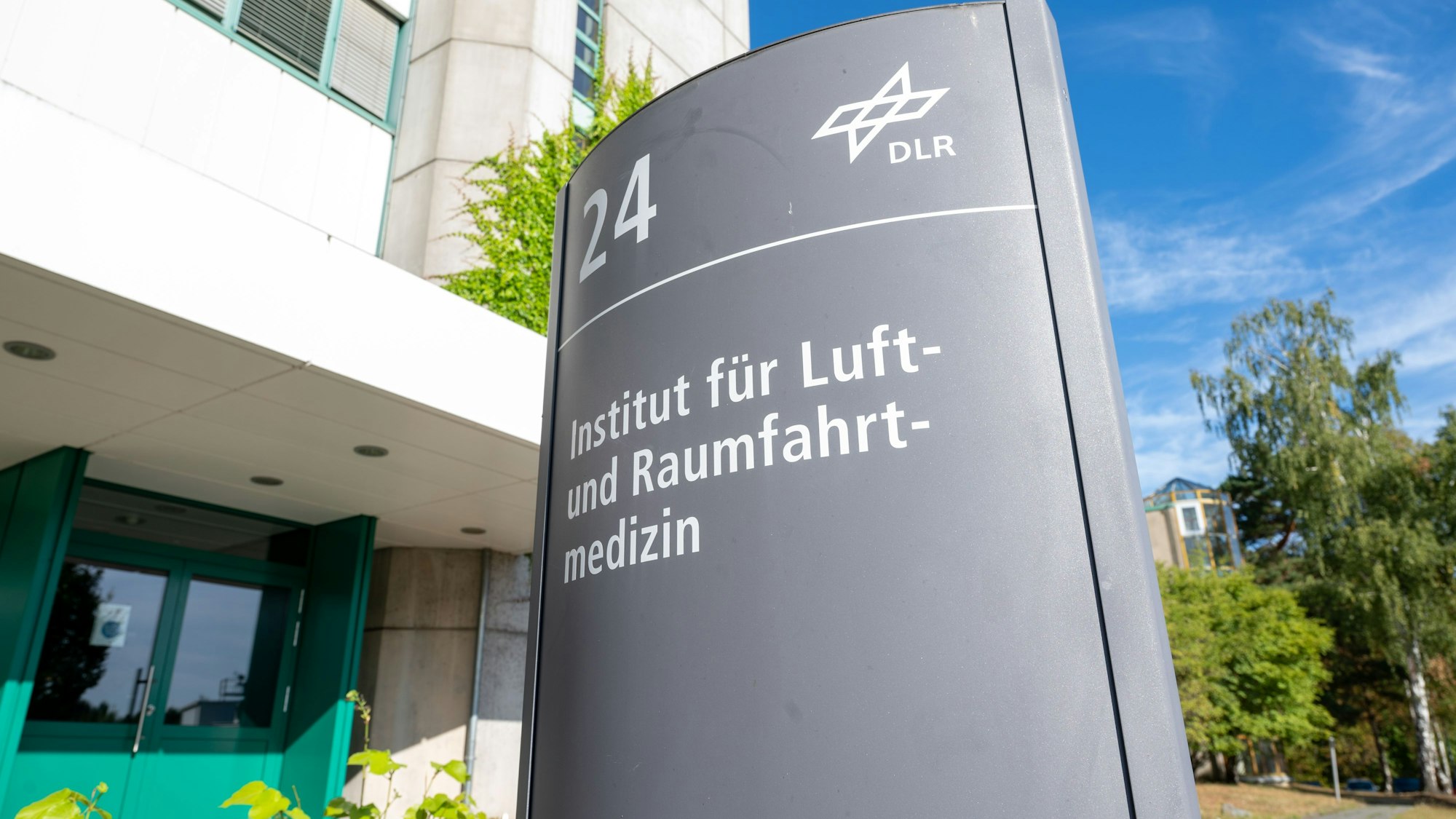 Haupteingang des DLR Instituts für Luft- und Raumfahrtmedizin in Köln.