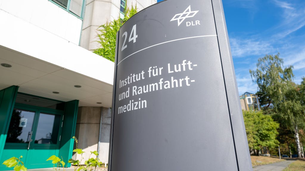 Haupteingang des DLR Instituts für Luft- und Raumfahrtmedizin in Köln.